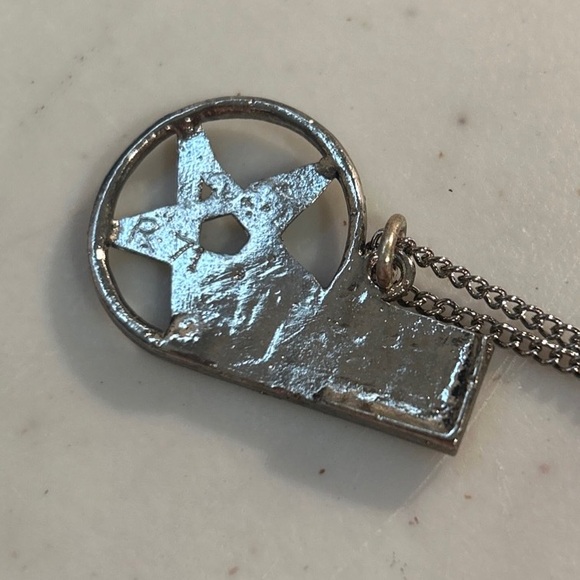 DEADSTOCK 1980’s VINTAGE MOTLEY CRÜE NECKLACE POKER ALCHEMY METAL MERCHANDISE - Picture 3 of 3